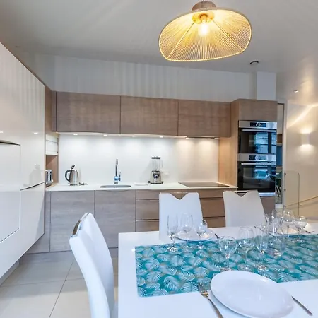 Luxurious 2 Bedroom Duplex On Place Morny Deauville